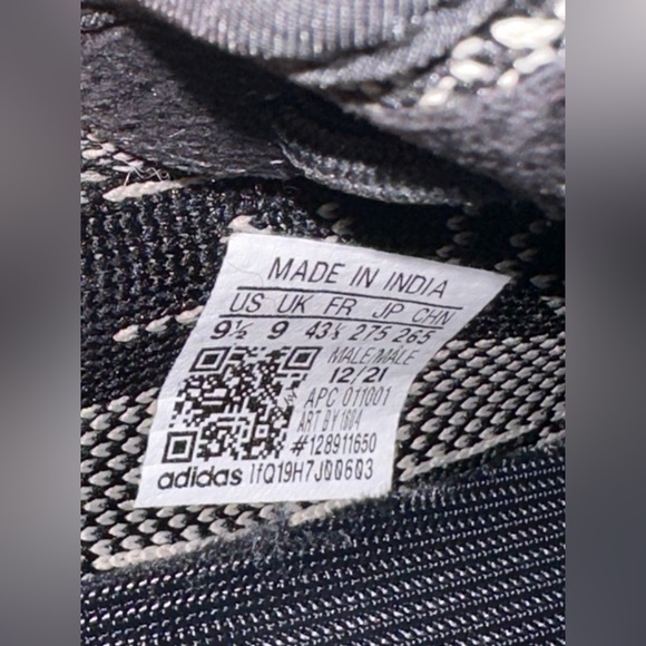 Size 9.5 - adidas Yeezy Boost 350 V2 Low Oreo - Picture 6 of 8